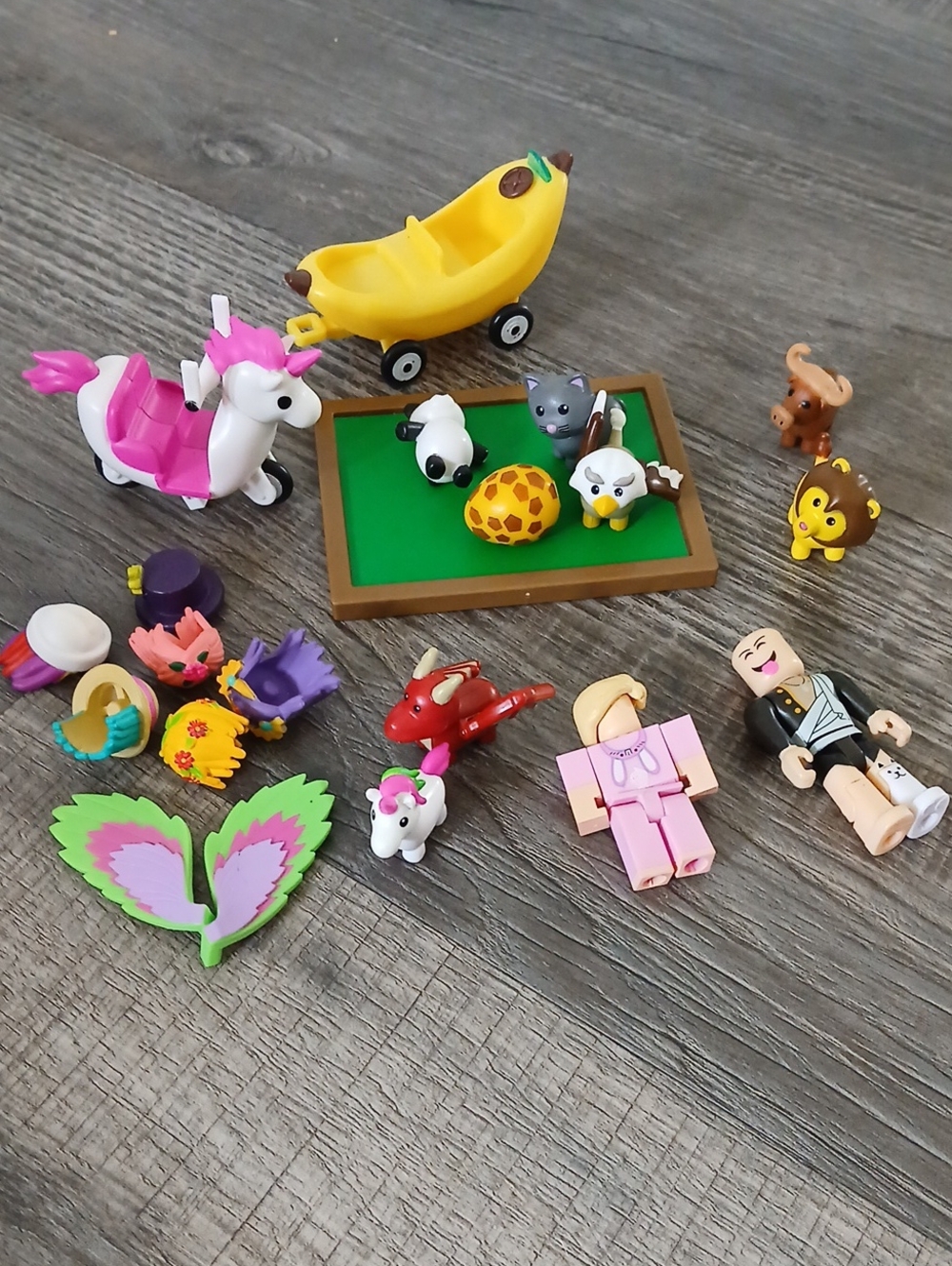 Roblox Kids Pink Unicorn Scooter & Animal Playset